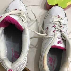 New balance white & pink tennis shoes.